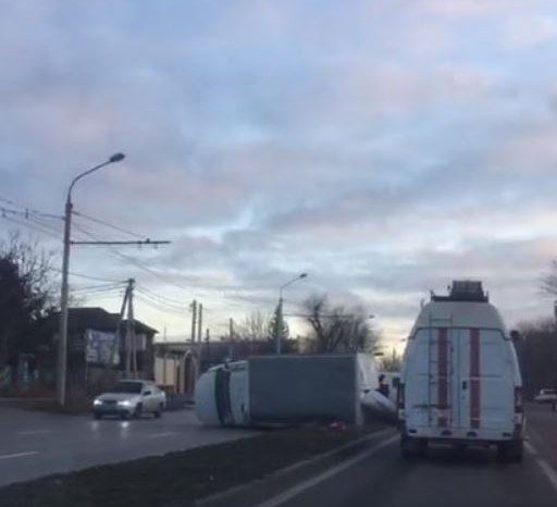 РОСТОВ. В Ростове на Портовой перевернулся грузовик