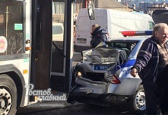 РОСТОВ. В Ростове пассажирский автобус «догнал» автомобиль ДПС