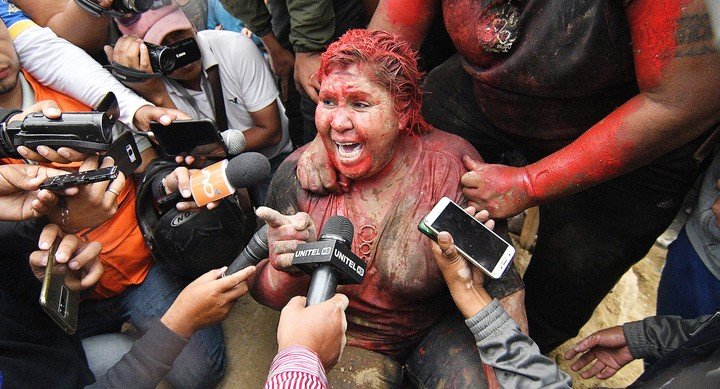 В Боливии протестующие отрезали мэру волосы и облили краской