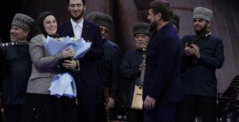 ЧЕЧНЯ. Директор Чеченской филармонии им. А. Шахбулатова награждена орденом Кадырова