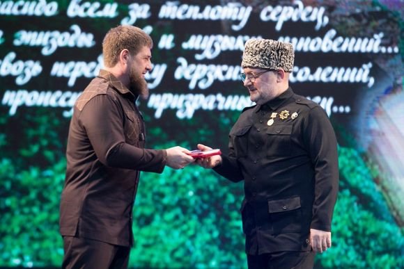 ЧЕЧНЯ.  М. Даудов посетил юбилейный творческий вечер Джамбулата Умарова
