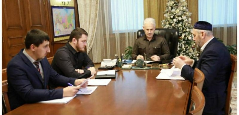 ЧЕЧНЯ. М.Хучиев и министр образования и науки ЧР обсудили меры по ликвидации трехсменки в школах