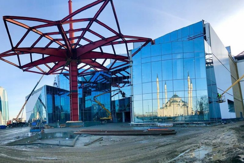 ЧЕЧНЯ. На строительной площадке ТРЦ «Грозный Молл» завершены монолитные работы и устройство вертикальных конструкций
