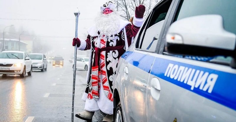 ЧЕЧНЯ. «Полицейский Дед Мороз» раздал подарки на дорогах Чечни