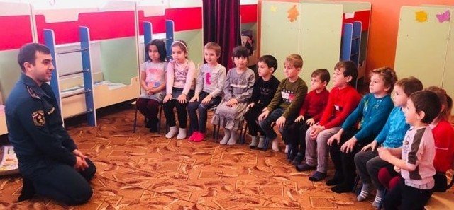 ЧЕЧНЯ. Сотрудники МЧС Чечни проводят уроки по ТБ в детских садах