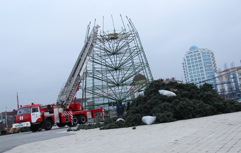 ЧЕЧНЯ. В центре Грозного устанавливают 50-метровую елку