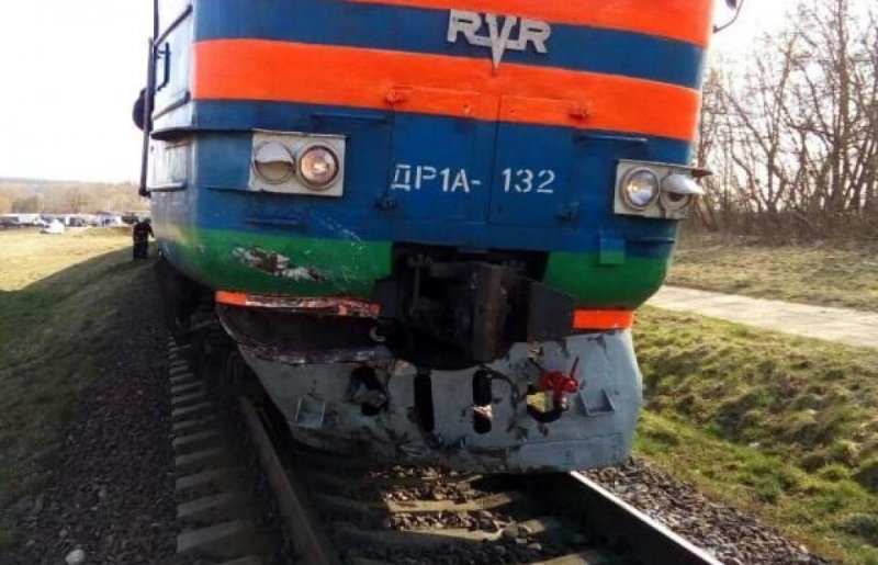 ЧЕЧНЯ. В Чечне легковая машина столкнулась с поездом