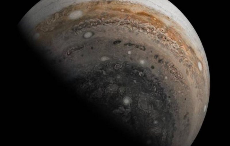 «Юнона» сделала новый снимок южного полюса Юпитера