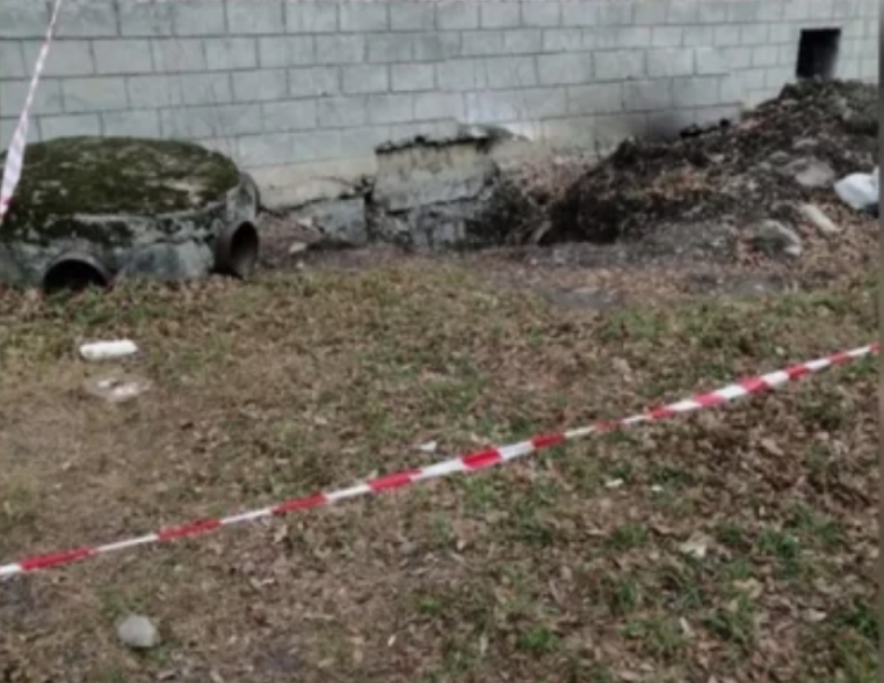 КЧР. Недоделанный ремонт труб в Черкесске грозит опасностями прохожим и жителям дома