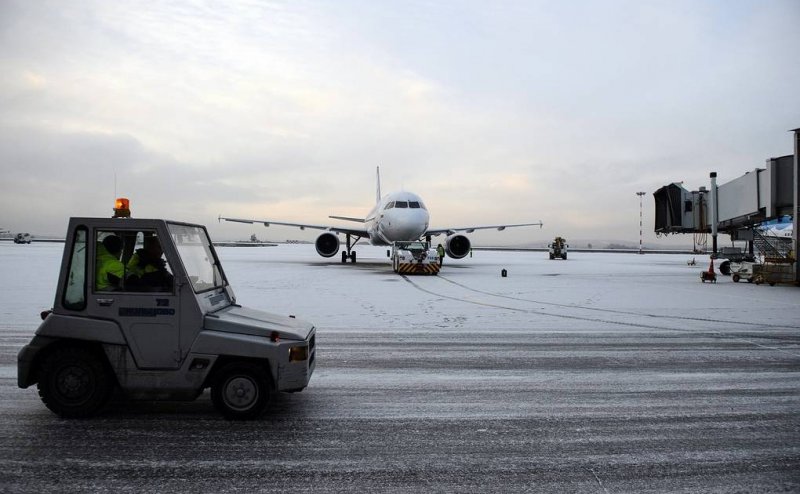 Круживший более 3 часов над Екатеринбургом самолет благополучно приземлился