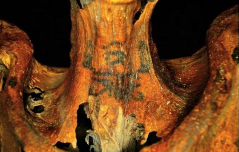 На древних мумиях нашли невидимые татуировки