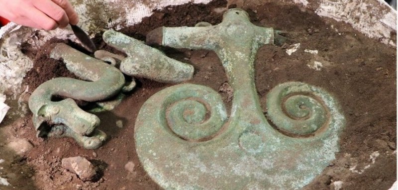 Найден необычный топор бронзового века