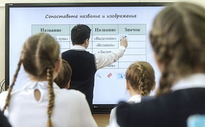 Российская учительница на уроке отрезала волосы восьмикласснику