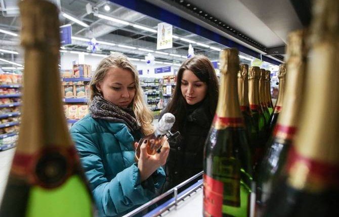 Шампанское, икра и сладости остаются популярными у россиян перед Новым годом