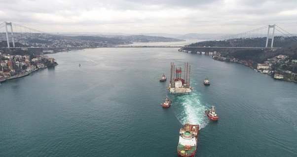 Турция временно закрыла движение по Босфору из-за севшего на мель судна