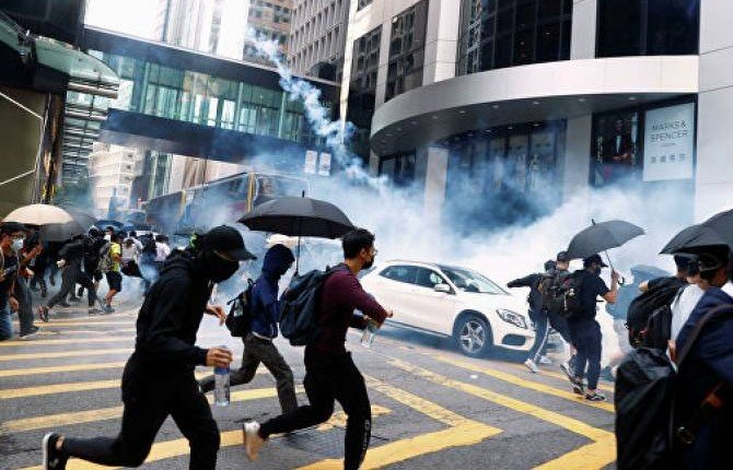 В Гонконге задержали подростков по подозрению в убийстве на протестах