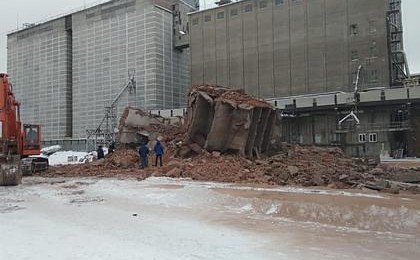 В Омске из-под завалов рухнувшего завода извлекли тело погибшего