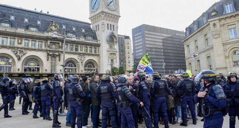 Во Франции работники общественного транспорта продолжили забастовку