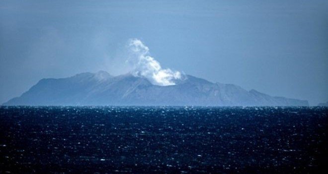 Вулкан в Новой Зеландии: попытки достать тела и опасения нового извержения