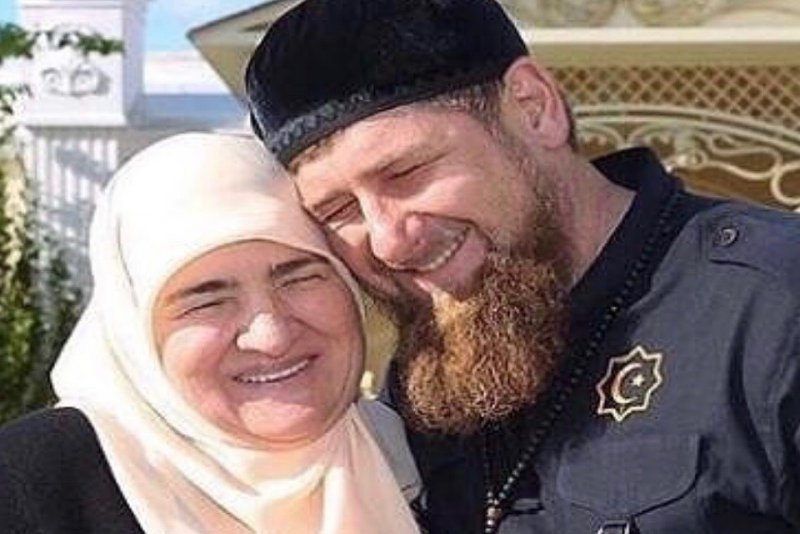 ЧЕЧНЯ. Президент Палестины наградил мать Рамзана Кадырова орденом