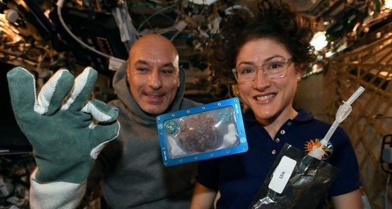 Астронавты впервые испекли в космосе печенье