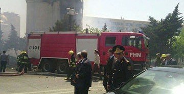 АЗЕРБАЙДЖАН. В Насиминском районе Баку горит крыша здания