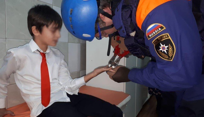 ЧЕЧНЯ. Чеченские спасатели помогли школьнику снять с пальца металлическое кольцо