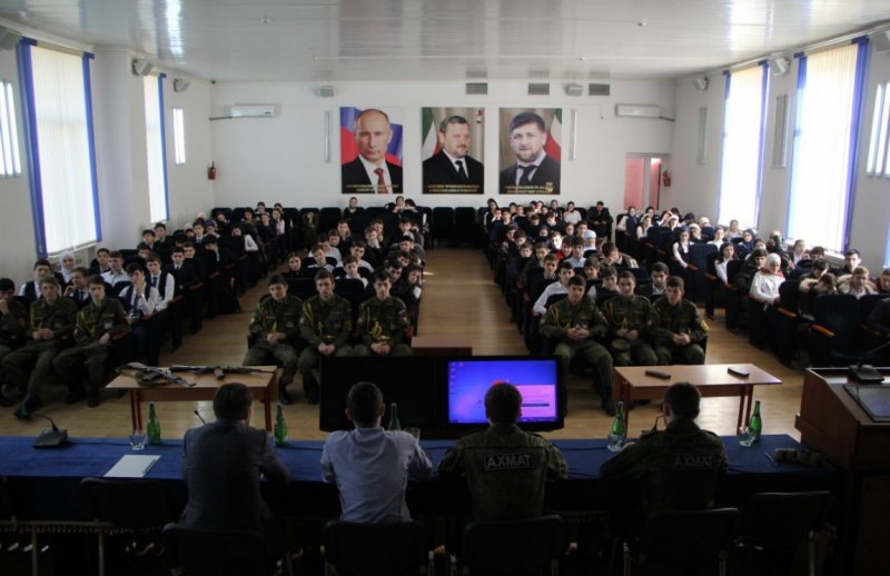 ЧЕЧНЯ. Победители ежегодной военно-патриотической игры среди старшеклассников Союза городов воинской славы «Наша сила - в единстве», посетили гимназию №1 им. Первого Президента Чеченской Республики