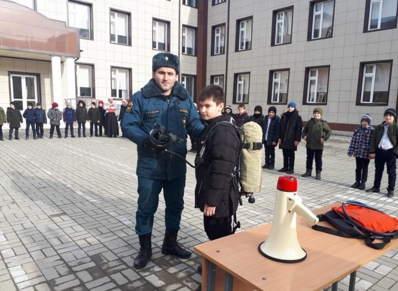 ЧЕЧНЯ. Школьников Чечни научили практическим действиям при пожаре