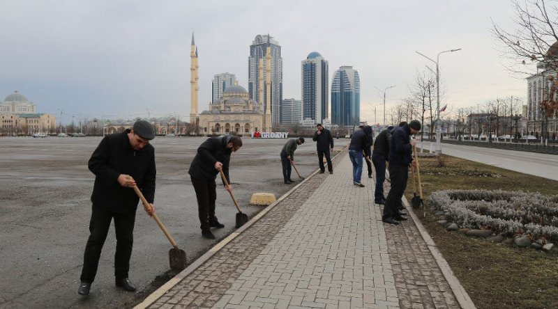 ЧЕЧНЯ. В чеченском Курчалое водителей за езду в пьяном виде заставили подметать улицу