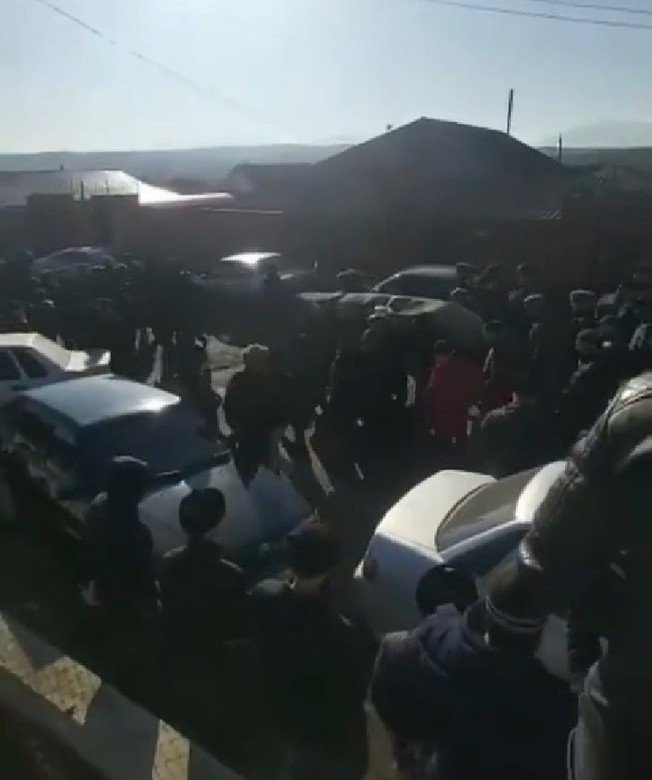 ИНГУШЕТИЯ. Сотни людей пришли на похороны погибшего при отражении нападения бандитов ингушского полицейского