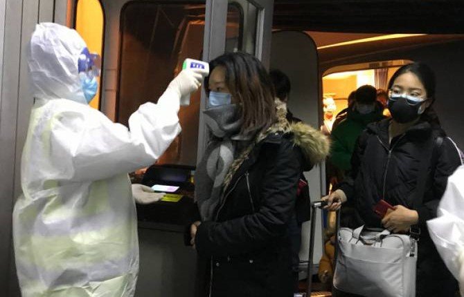 Многие аэропорты в мире начали проверять пассажиров на коронавирус