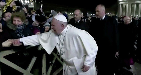 Папа Франциск извинился за то, что ударил паломницу