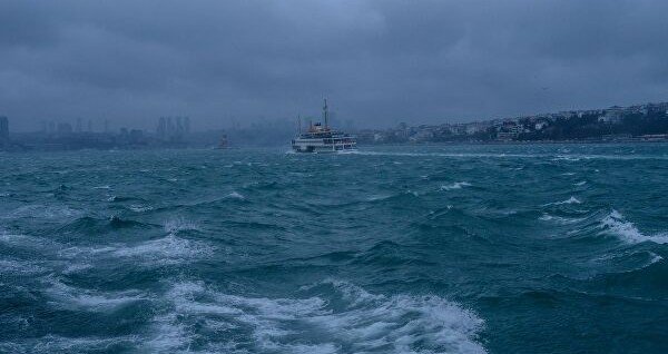В Стамбуле более ста домов остались без крыш из-за циклона