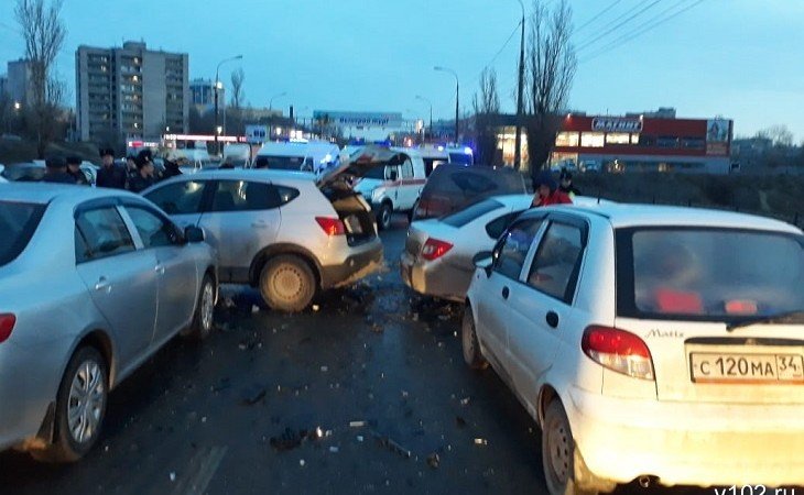 ВОЛГОГРАД. В массовом ДТП на Второй Продольной в Волгограде пострадали трое человек