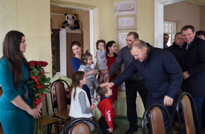 АДЫГЕЯ. Мурат Кумпилов посетил многодетную семью в станице Гиагинской