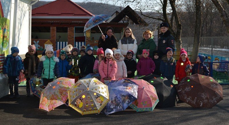 АДЫГЕЯ. В Майкопском районе полицейские провели для дошкольников акцию «Зонт безопасности!»