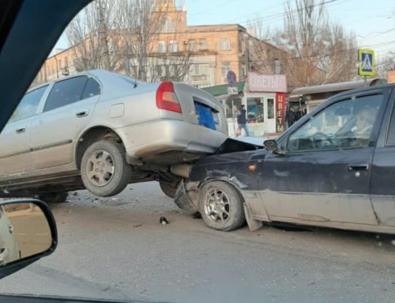 АСТРАХАНЬ. В Астрахани такси умудрилось заехать под Hundai Accent