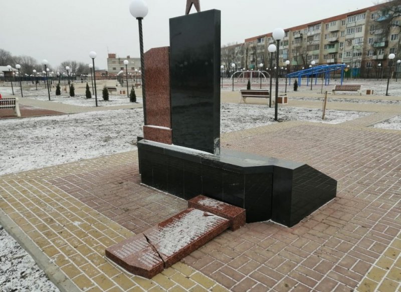 АСТРАХАНЬ. В Астрахани вандалы разбили памятник героям ВОВ