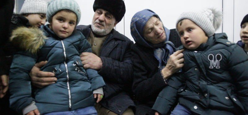 ЧЕЧНЯ. Двух чеченских детей вернули на Родину из Сирийского лагеря Аль-Холь