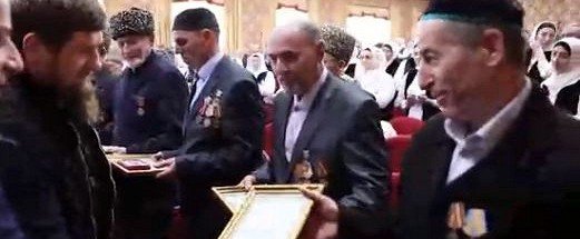 ЧЕЧНЯ.  Кадыров вручил 10 чеченским афганцам жилищные сертификаты
