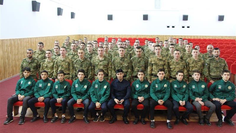 ЧЕЧНЯ. В Грозном представители отряда «Юные Кадыровцы» поздравили росгвардейцев с Днем защитника Отечества