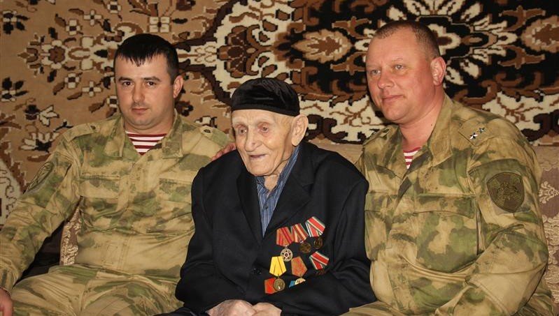 ЧЕЧНЯ. В Чеченской Республике росгвардейцы поздравили ветерана Великой Отечественной войны с Днем защитника Отечества