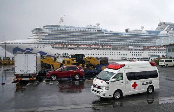 Число заразившихся коронавирусом на борту круизного судна в Японии достигло 454