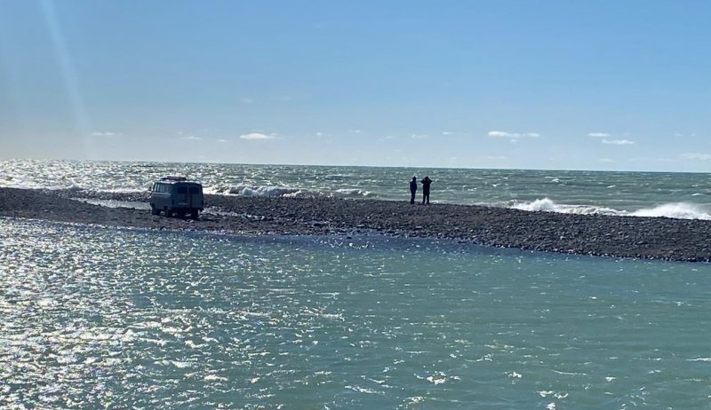 КРАСНОДАР. В Сочи из-за ухудшения погоды суда приостановили поиски в море унесенных штормовой волной школьников