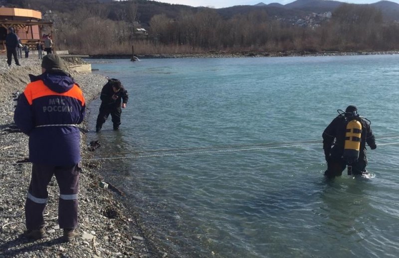 КРАСНОДАР. Водолазы прекратили поиски унесенных в море школьников в Сочи из-за шторма и нулевой видимости