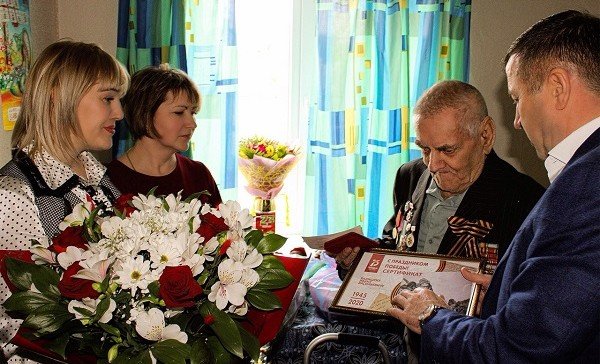 КРЫМ. Инна Федоренко и Геннадий Нараев поздравили ветерана Великой Отечественной войны с Днем рождения