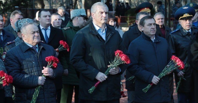 КРЫМ. К могиле Неизвестного солдата возложили цветы