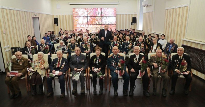 КРЫМ. Сергей Аксёнов вручил ветеранам юбилейные медали