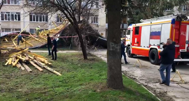КРЫМ. Сильный ветер сорвал крышу с многоэтажного здания в Симферополе